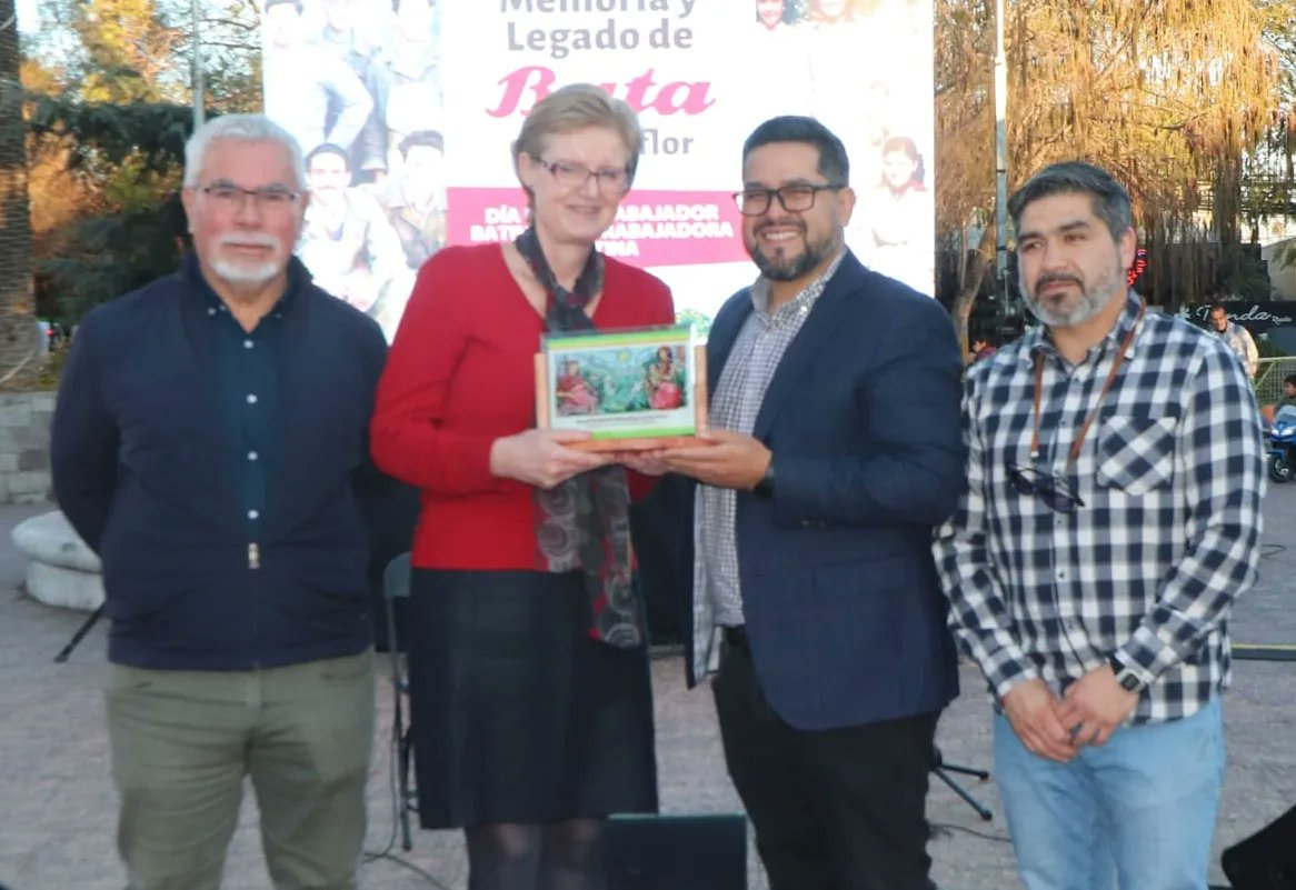 MuniPenaflor's tweet photo. 🟢Recuerdos y emoción en Celebración del Ex Trabajador y Trabajadora #Batina.
🟠Un evento que resalta la memoria y legado de #Bata de la mano de los miles de vecin@s que, como obreros o empleados, fueron parte de la empresa que forjó el desarrollo de #Peñaflor.
@Nibaldo_Meza https://t.co/mMaw51lZJH