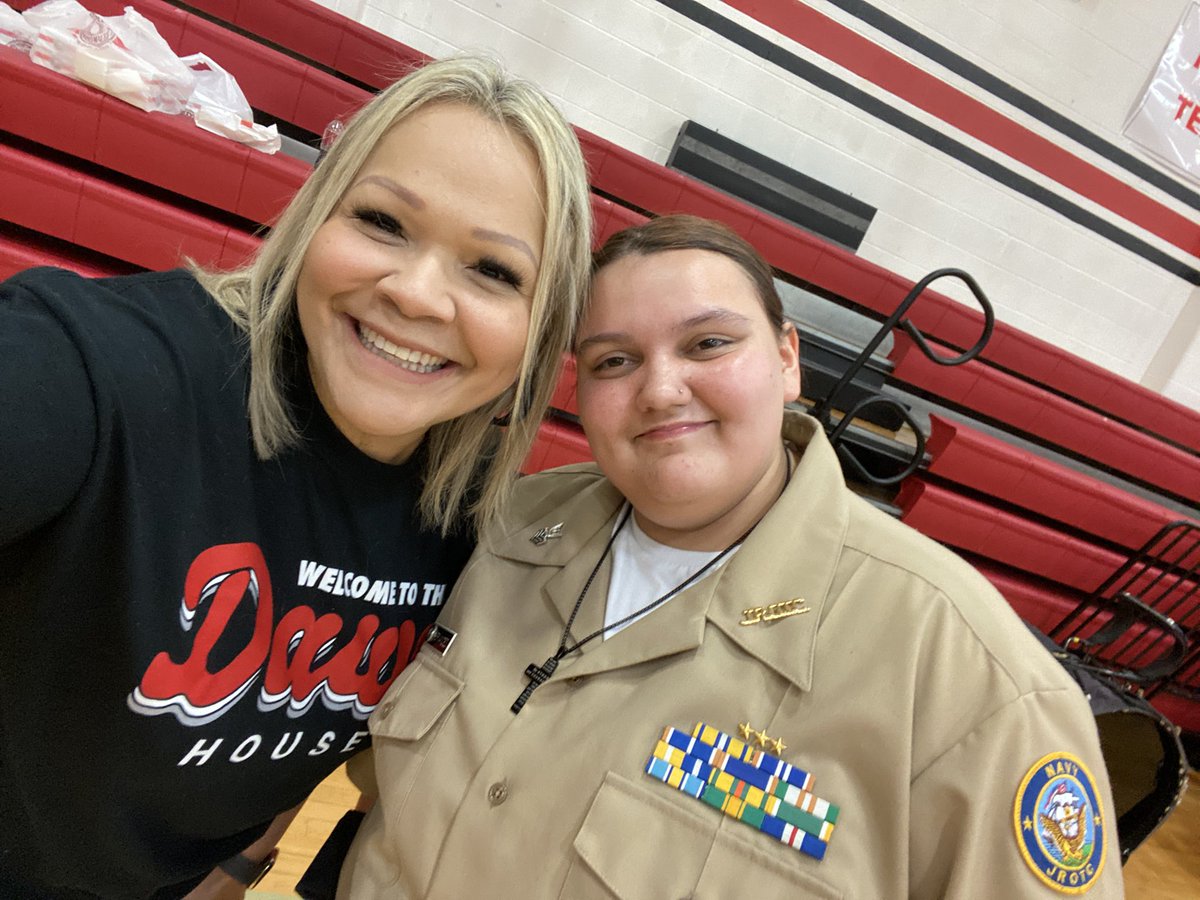 RebeccaDaPron's tweet photo. 4:30 AM pep rally! It was really early but our kiddos were amazing. ❤️🖤🏈🐾
#click2houston
#gameday
#bulldogs
Let’s do this!!! https://t.co/1KTfJ9MzSq