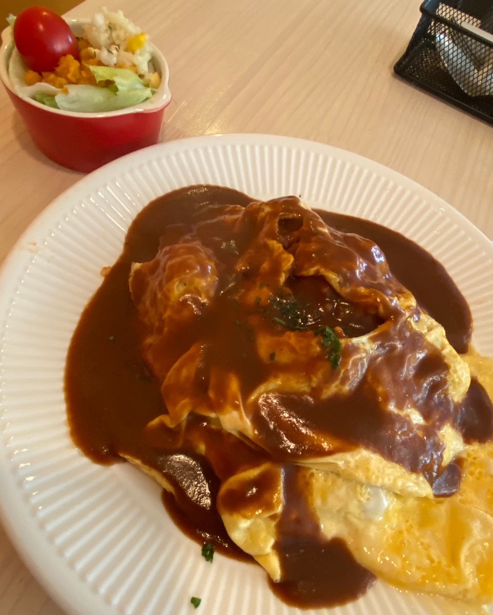 ShuChan_1205's tweet photo. ランチは店の前のメニュー看板を見て。
店に入ってビックリ‼️
女子受けしそうな店内😅
チョイスは
デミグラスソースのオムライス。
勿論、大盛で。笑笑
オムライスの味も良かったけど、
店員さんが、とても親切丁寧な対応で
大満足の御馳走様でした🥰🥰🥰
#神戸元町ランチ
#comaco&cafe https://t.co/gCrg21FhKC