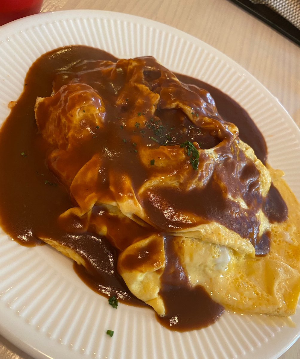 ShuChan_1205's tweet photo. ランチは店の前のメニュー看板を見て。
店に入ってビックリ‼️
女子受けしそうな店内😅
チョイスは
デミグラスソースのオムライス。
勿論、大盛で。笑笑
オムライスの味も良かったけど、
店員さんが、とても親切丁寧な対応で
大満足の御馳走様でした🥰🥰🥰
#神戸元町ランチ
#comaco&cafe https://t.co/gCrg21FhKC