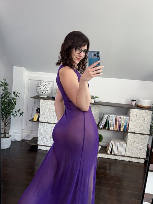 This dress though 👀 https://t.co/s7WqDTIuX7