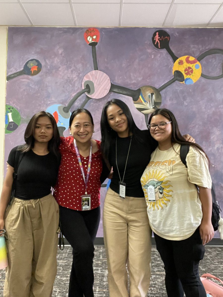 librarianRamos's tweet photo. SuperGRATEFUL for my 5yrs at @HNGCBears , I am now serving as the Library Information Specialist at @AliefHastingsHS . Such a treat to see my students from 2-3 yrs ago, whom I had only for a year at @HNGCLibrary . #StillABear #BearLibrarian @Alief_Libraries @HHSBearsLibrary https://t.co/ehBLUqKs5I