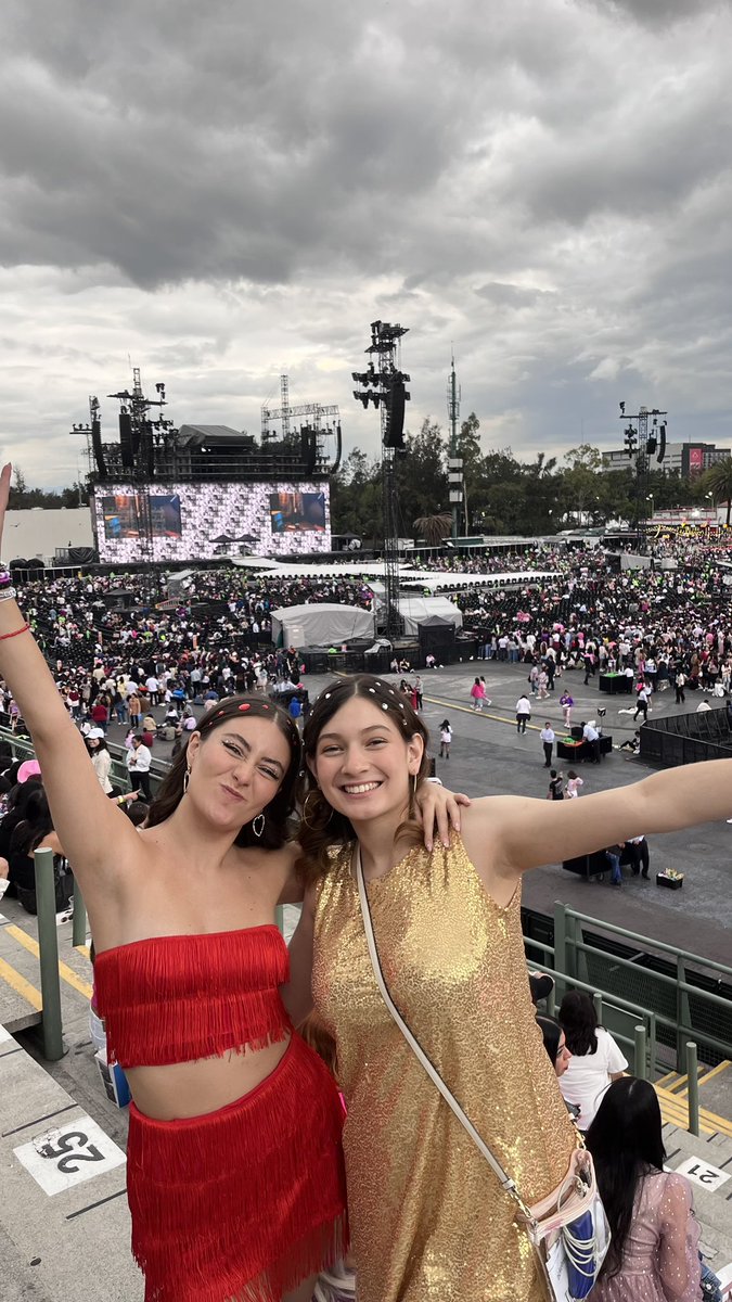 Sin miedo y rojo 
💛❤️ #MexicoCityTSTheErasTour #TStheErasTour <a href="/taylornation13/">Taylor Nation</a>