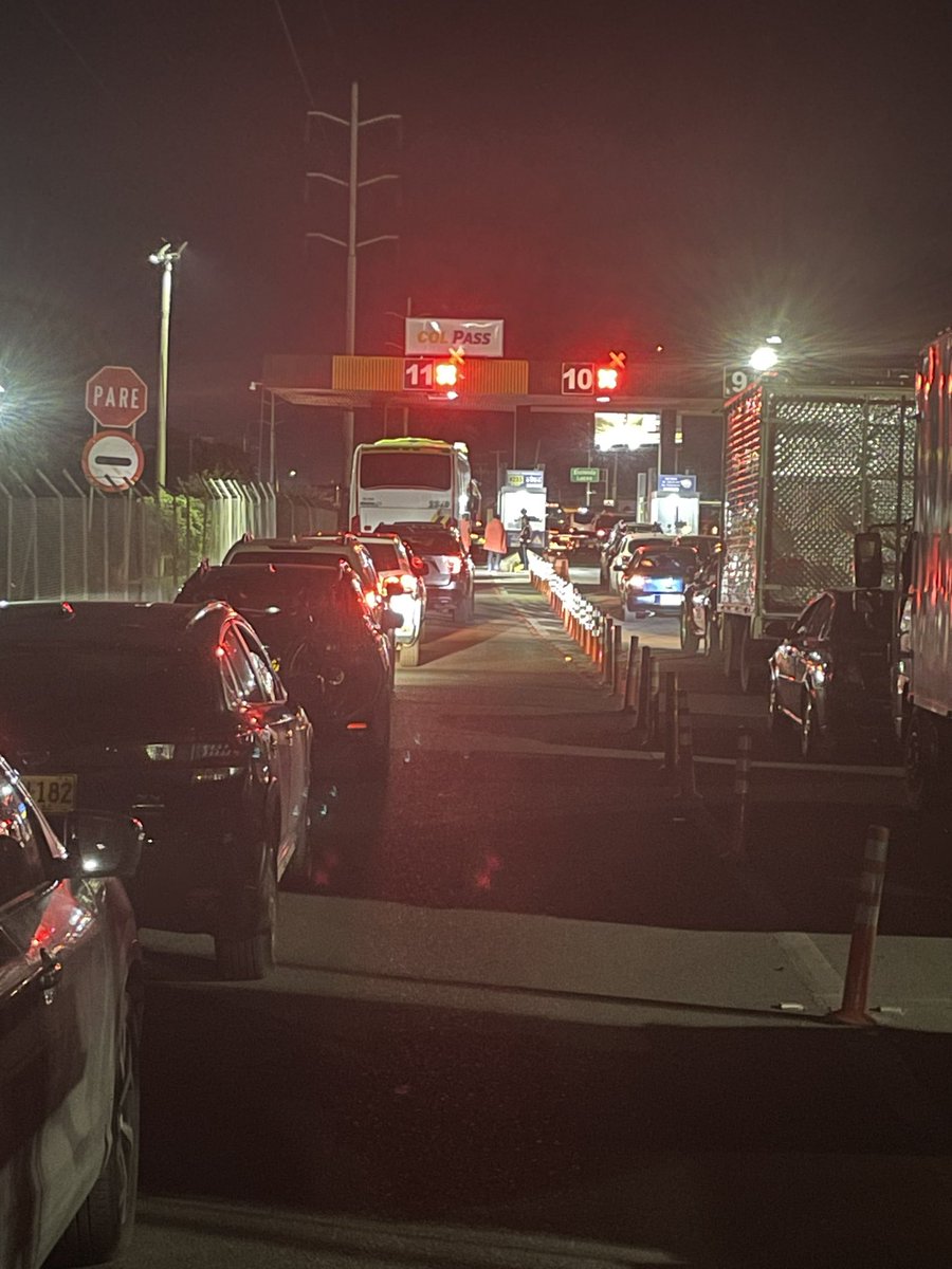 arroyo24's tweet photo. @numeral767 Acá 40 minutos. Todos los carriles del peaje bloqueados, con luz roja y x. Eso es habilitado? Claramente hay algún problema https://t.co/4M5OCZjIvN