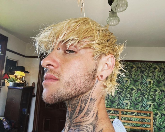 2 pic. Do you like my summerboy scruff? ?✨ https://t.co/3foDeujJqX