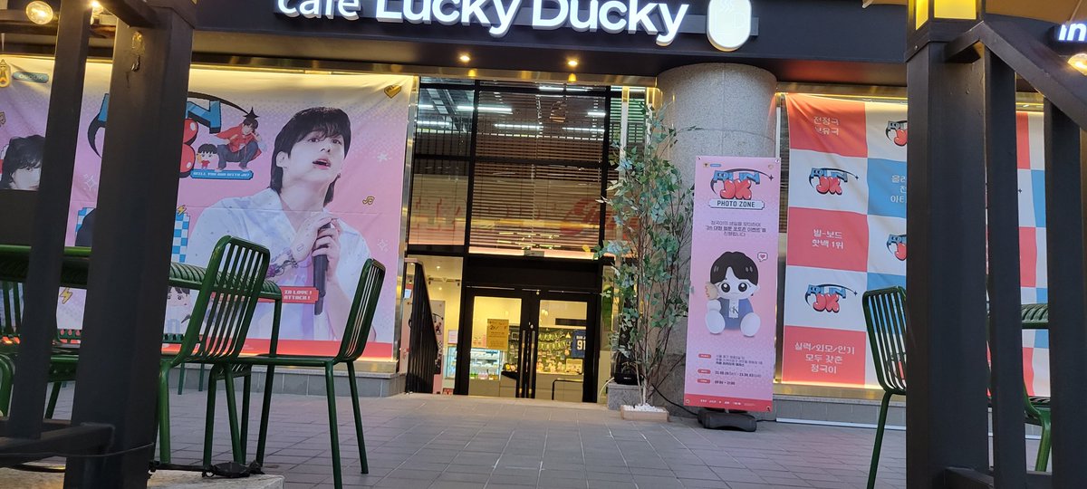 jk_shiii's tweet photo. 昨日見つけたジョングクカフェ！
用事があり通りすぎることしか出来なかったけど、見れただけで幸せだった🙈💜 https://t.co/I2obq1vuwF