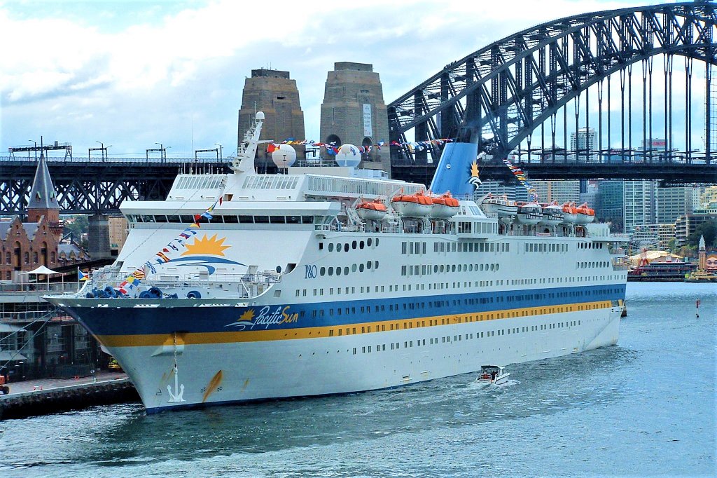 pfwaus's tweet photo. #FromTheArchives The cruise liner #PacificSun #IMO8314122 in Sept 2007 (scrapped 2017) alongside the Overseas Passenger Terminal (SCPT) at #SydneyCove #Sydney #NewSouthWales #Australia #Travel #TravelOz #History https://t.co/xROusBdSxm