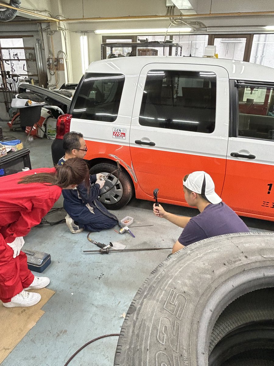 izumin_shatyo's tweet photo. 昨日は二日酔いからのYouTube撮影に同行しました。
車の傷を綺麗に直すプロの技を分かりやすく映像にしてます。
アップが楽しみです☺️ https://t.co/RwyQCSZ1es