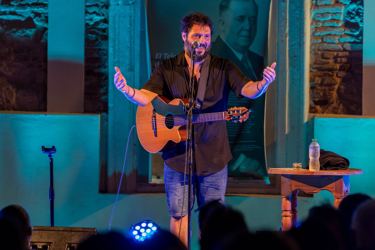Melilla_Grafica's tweet photo. Con su guitarra y canciones de historias cotidianas, El Kanka se gana al público de Música a la Luna -
@InfinitamenteM5 @MarcaMelilla @musicadirecto_
@FMohatar https://t.co/xznOGEJgFo