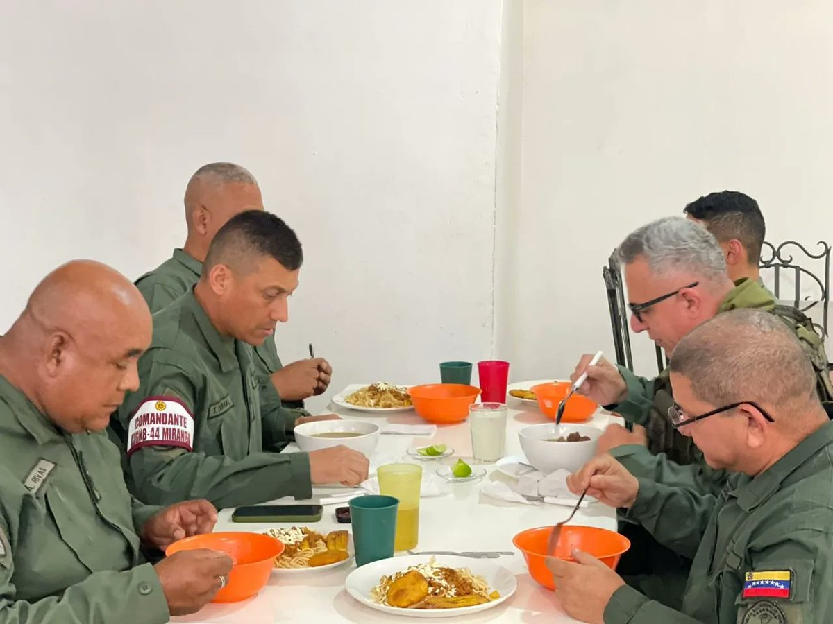#24Ago|| Hoy desde nuestro @ComandoZona44, recibimos la visita de nuestro Comandante de @ZMiranda43, GD @GDCaigster, donde compartimos un almuerzo junto al personal de esta Unidad Superior, demostrando el máximo nivel de cohesión de nuestros hombres y mujeres.
¡Venceremos!