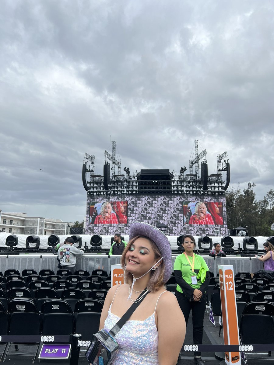 meliissaBD's tweet photo. My first time on floor, i can’t stop crying, forever loving you @taylorswift13 

Thank you for this day😭😭😭😭🥹🥹🥹💜💜💜💜
#mexicocitytstheerastour https://t.co/K0BLrjmxd2