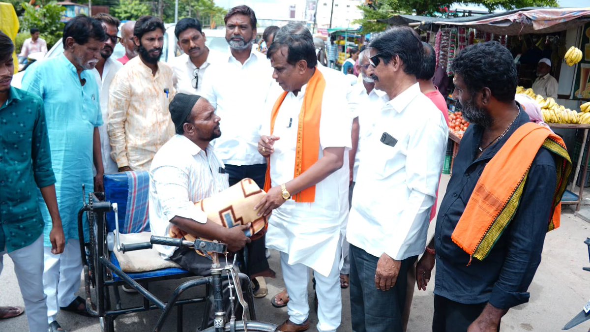 bhaskarreddynzb's tweet photo. మన డైనమిక్ లీడర్ ఎంపీ అర్వింద్ అన్న గారి జన్మదినం సందర్బంగా ఇందూర్ అర్బన్ లో పండ్ల పంపిణి,దుప్పట్ల పంపిణి,రక్త దాన శిబిరం లాంటి పలు సేవా కార్యక్రమాలు చేపట్టిన మన ప్రియతమ నేత దన్ పాల్ సూరన్న.
@Arvindharmapuri @DhanpalSuryana2 @BJP4Telangana https://t.co/nfbuxlD9Of