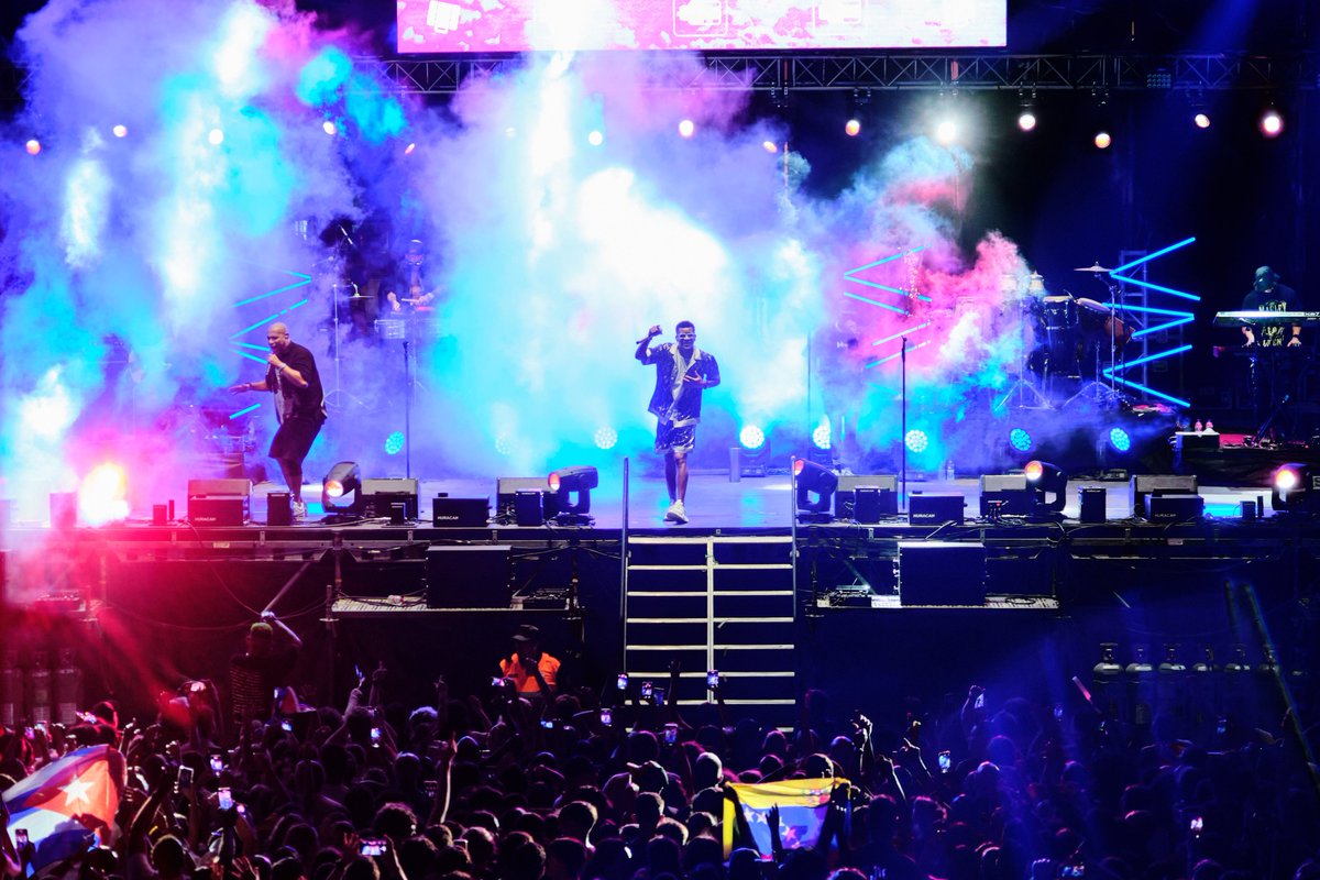 CulturaLanzarot's tweet photo. Un viaje musical inolvidable: El poderío de @GenteDeZona contagió al público en un espectacular concierto en la 🌴 playa de Reducto ✨

Miles de personas se congregaron en el día grande de las #FiestasDeSanGinés y vibraron al ritmo incansable del grupo cubano 🇨🇺

📸 @6ersondiaz https://t.co/SXz16ggsic