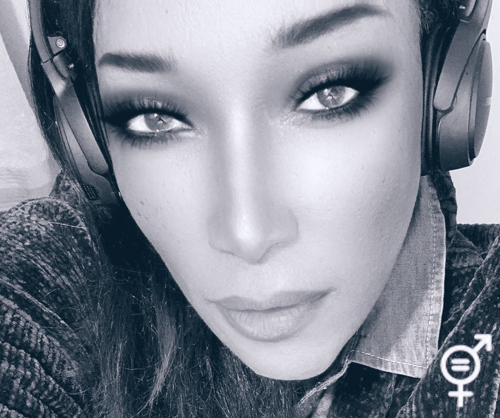 evfrapiere's tweet image. “Mercy, Mercy Me”©️

Catch me at the bookstore
vibing Marvin Gaye &amp;amp; all his 
social #conformity with my #headphones #centered on 
my heart. ✍️🏽

    #bravewrite #vss365 #vsspoem