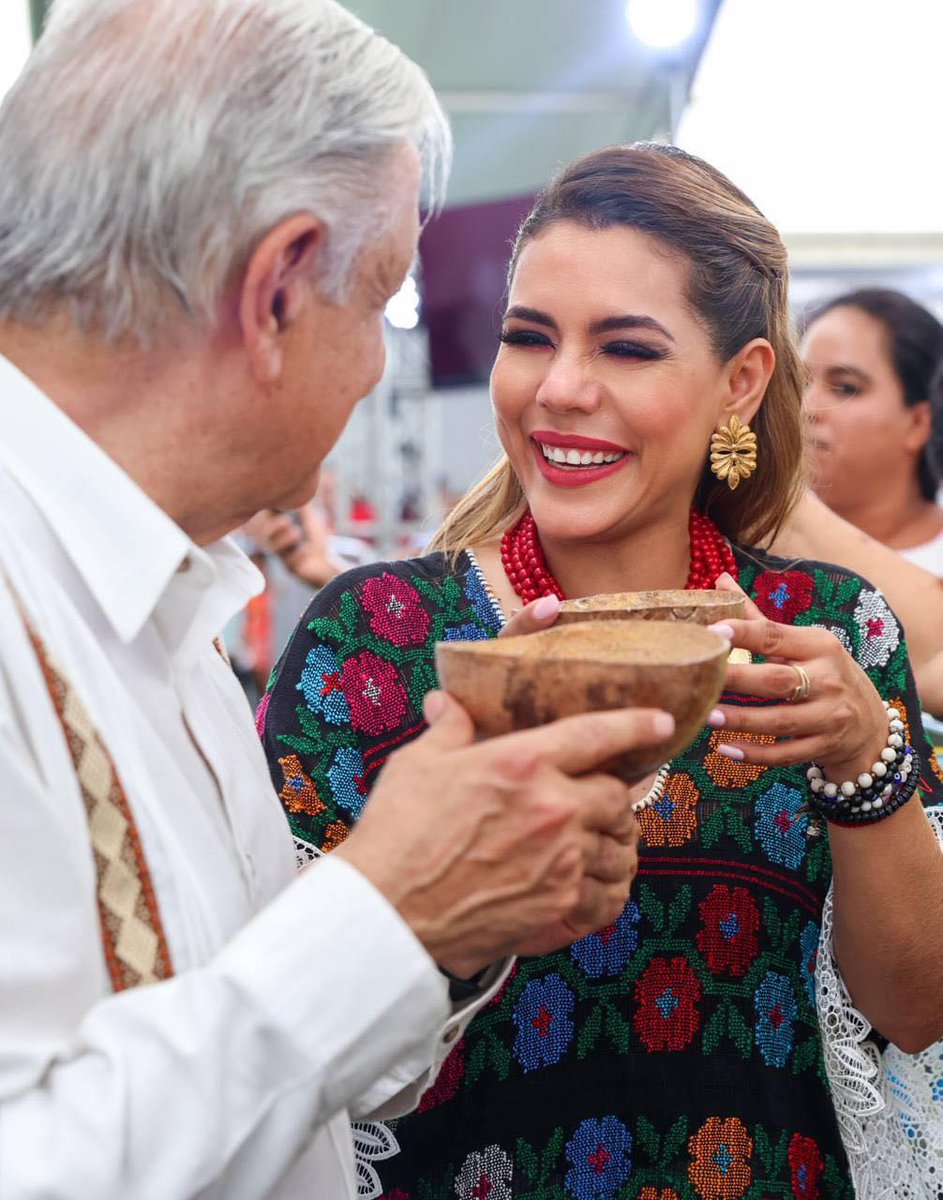 En su gira de hoy por Guerrero, el presidente <a href="/lopezobrador_/">Andrés Manuel</a> se dejó ver cercano y afectuoso con la gobernafora <a href="/EvelynSalgadoP/">Evelyn Salgado Pineda</a> en un claro mensaje de respaldo a la mandataria morenista, en medio de los cuestionamientos y criticas por la situación de inseguridad y violencia del
