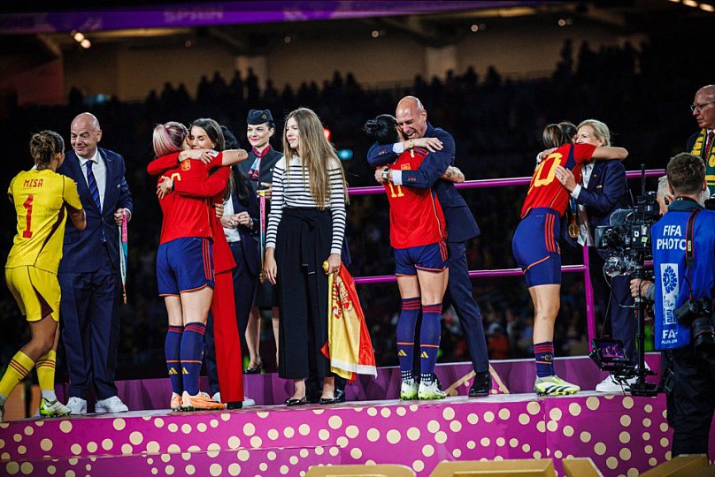 ESA FOTO ES FALSA. Increíble lo mentirosos que sois y como sustentáis y apoyáis los bulos del machismo más rancio. Osdejo la foto de VERDAD.