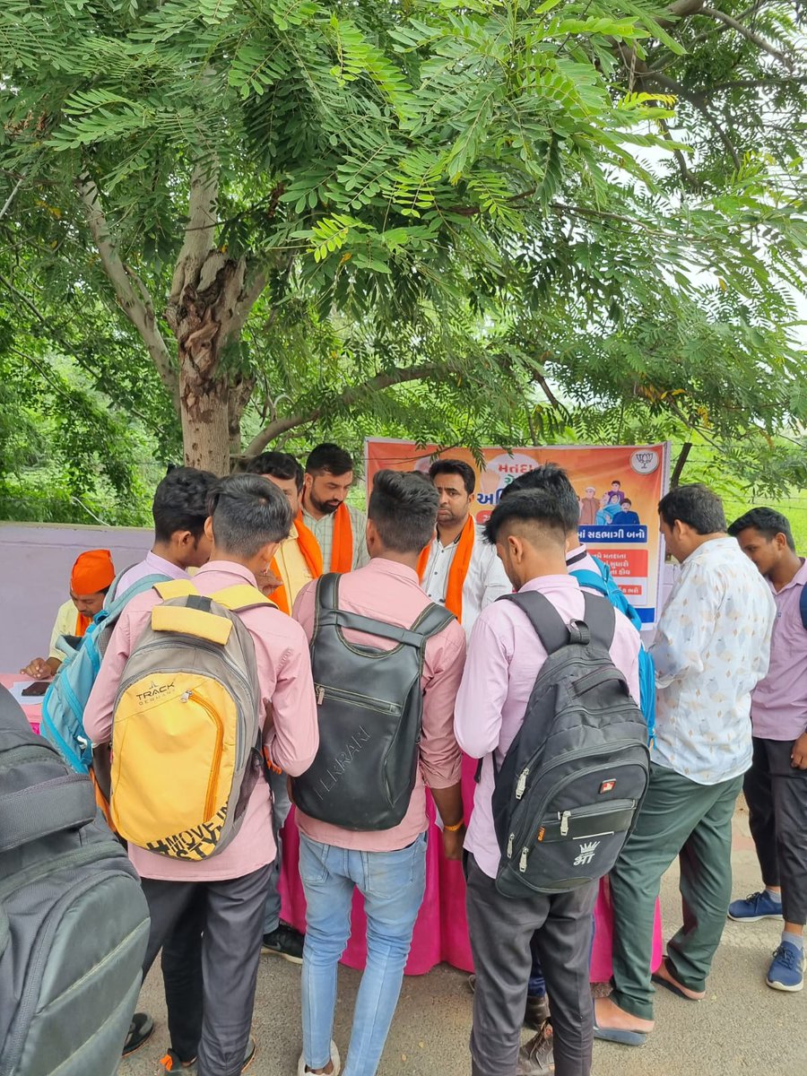 bjymbanaskantha's tweet photo. દેશ નિર્માણ અર્થે સૌ નાગરિકોને જાગૃત કરવા હેતુ ડીસા શહેર ખાતે મતદાન ચેતના અભિયાન અંતર્ગત નવા મતદારોના નામની નોંધણી કરાવી, લોકશાહીના પર્વમાં જોડાવા અપીલ કરી.@BJYM4Gujarat @SagarChaoudhary @shreyansh_iam https://t.co/zRUnfd9sqW
