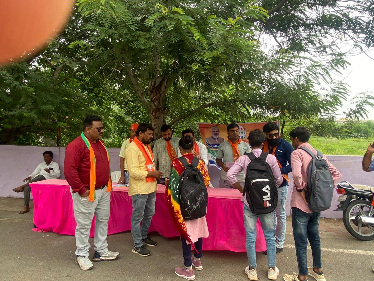 bjymbanaskantha's tweet photo. દેશ નિર્માણ અર્થે સૌ નાગરિકોને જાગૃત કરવા હેતુ ડીસા શહેર ખાતે મતદાન ચેતના અભિયાન અંતર્ગત નવા મતદારોના નામની નોંધણી કરાવી, લોકશાહીના પર્વમાં જોડાવા અપીલ કરી.@BJYM4Gujarat @SagarChaoudhary @shreyansh_iam https://t.co/zRUnfd9sqW