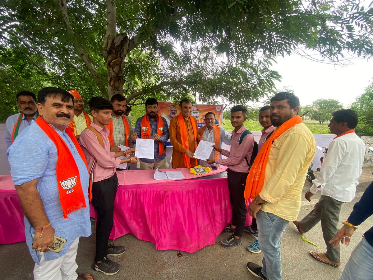 bjymbanaskantha's tweet photo. દેશ નિર્માણ અર્થે સૌ નાગરિકોને જાગૃત કરવા હેતુ ડીસા શહેર ખાતે મતદાન ચેતના અભિયાન અંતર્ગત નવા મતદારોના નામની નોંધણી કરાવી, લોકશાહીના પર્વમાં જોડાવા અપીલ કરી.@BJYM4Gujarat @SagarChaoudhary @shreyansh_iam https://t.co/zRUnfd9sqW