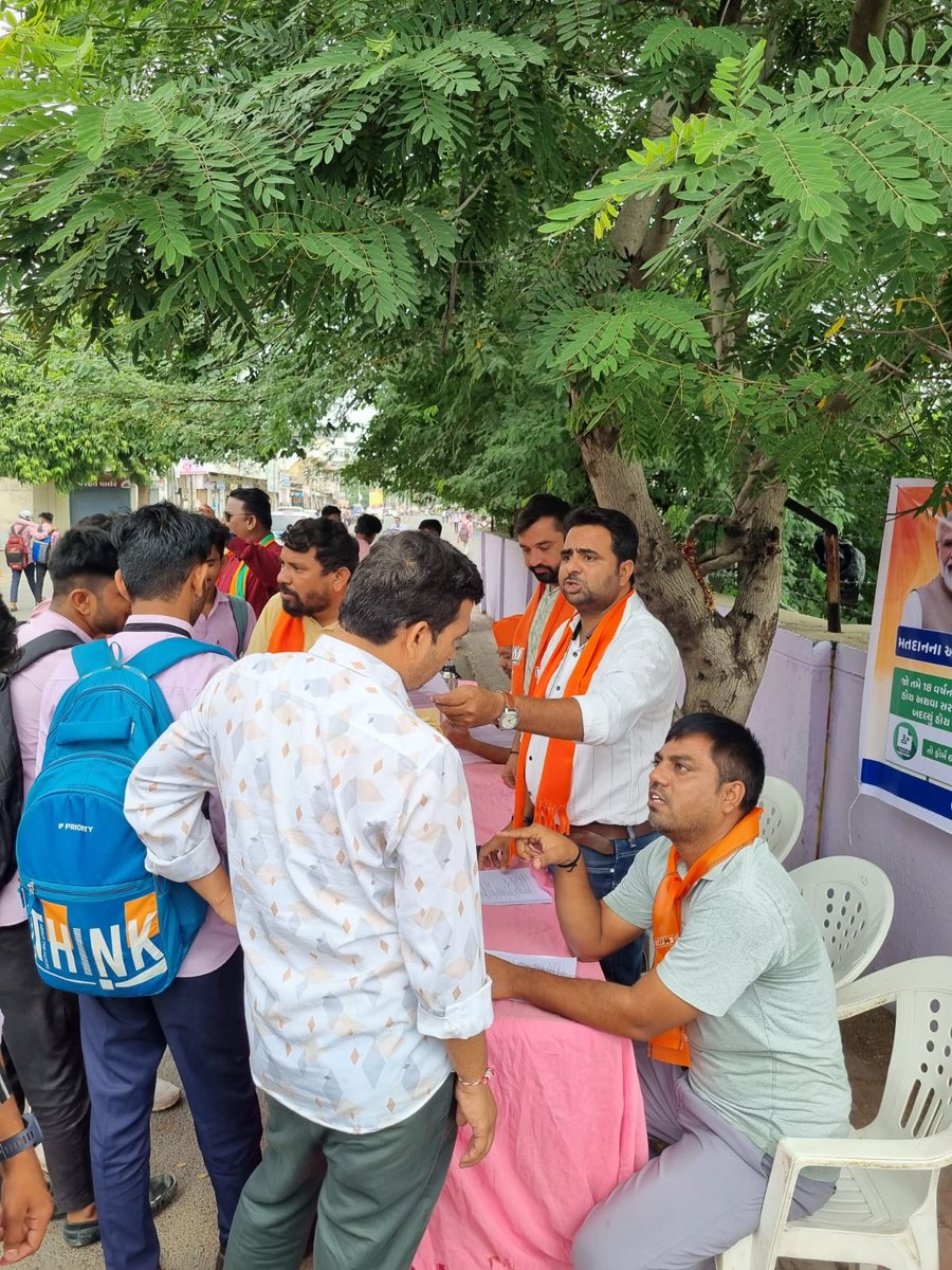 bjymbanaskantha's tweet photo. દેશ નિર્માણ અર્થે સૌ નાગરિકોને જાગૃત કરવા હેતુ ડીસા શહેર ખાતે મતદાન ચેતના અભિયાન અંતર્ગત નવા મતદારોના નામની નોંધણી કરાવી, લોકશાહીના પર્વમાં જોડાવા અપીલ કરી.@BJYM4Gujarat @SagarChaoudhary @shreyansh_iam https://t.co/zRUnfd9sqW