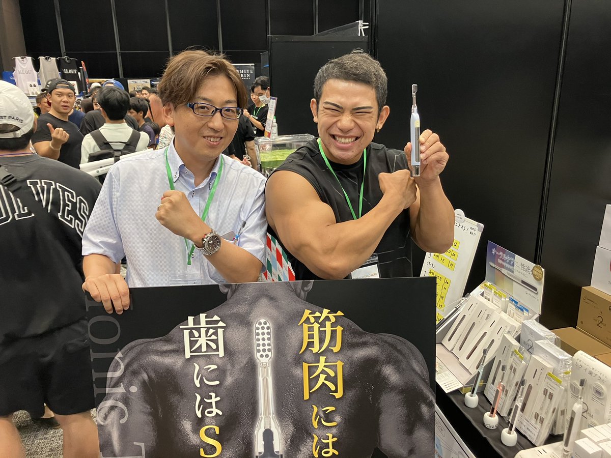 SOLADEY_JP's tweet photo. FWJ2023に出展しました。
なんと！塚本健太さんがSOLADEYのブースに来てくれました！
ありがとうございます‼️
#FWJ2023 #肉体美 #筋肉 #オリンピア  #SOLADEY #ソラデー https://t.co/VaQS0dqbDD