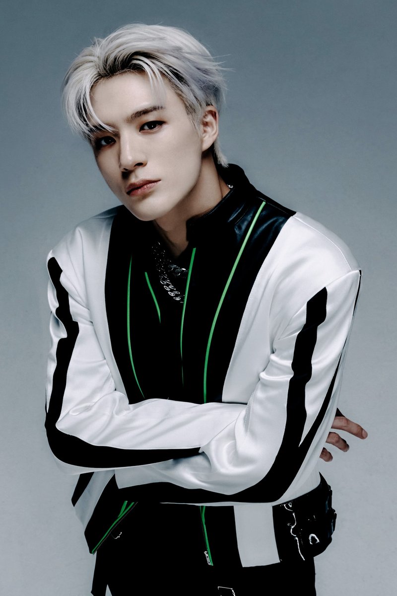 Jsenolee's tweet image. Every sleek surface carries the allure, each contour meticulously chiseled, an exclusive realm where only a solitary soul lingers—the prince, an embodiment of flawless human physique. &apos;I&apos; personify that declaration, as the golden era demands nothing short of perfection.