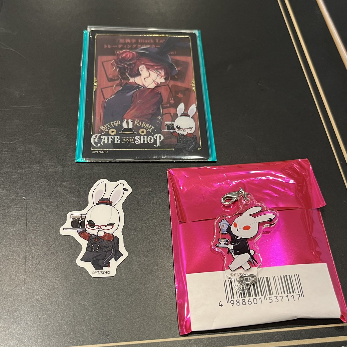 yk_ihk2's tweet photo. 【交換】黒執事　カフェ　ビタラビ
譲:画像参照（ビターラビットアクリルチャーム、クリアカード、フード特典SDカード、入場特典ポストカード、グッズ購入特典）
求:クリアカード・SD→シエル
チャーム→シエル&amp;セバスチャン（画像4枚目の物）
ポスカ→シエルがいる物
グッズ購入特典→セバスチャン
↓ https://t.co/bU3CBoN105