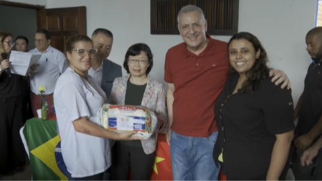 cgtnenespanol's tweet photo. Una comunidad en Sao Paulo recibe 2.000 canastas básicas de asociaciones benéficas chinas. #China #CCTVUltramar #Brasil https://t.co/CIuZ6faUdG https://t.co/elOyBy1SJj