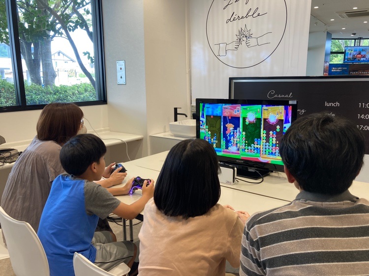 jway_catv's tweet photo. イオン東海店で開催中🎮
#ニッポン全国家族対抗ぷよ合戦 

#JWAY では２組が熱い戦いを
繰り広げてくれました🔥
このあと１５時から
いよいよ決勝大会が始まります！

#東海高校コンピュータ部 の
みなさんと応援していきます📣📣

#ぷよぷよeスポーツ #eスポーツ 
#cocc #イオン東海店 https://t.co/ZUT3eILcYn