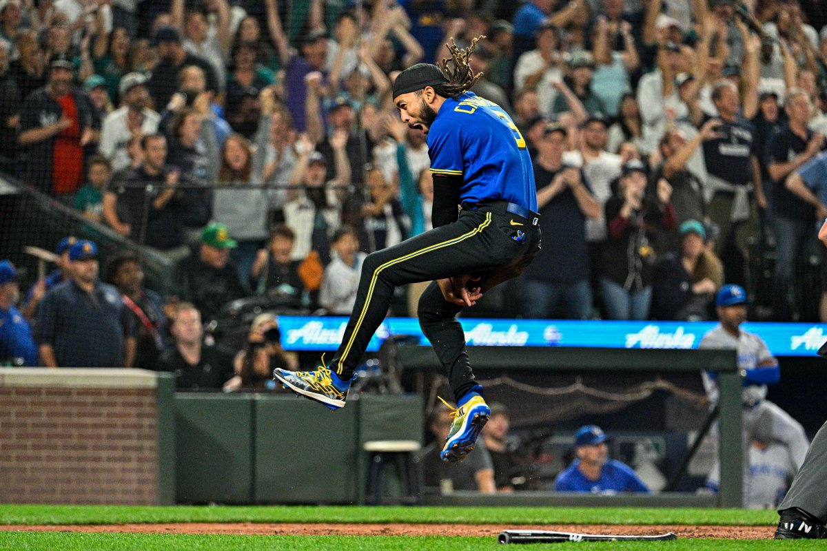Mariners's tweet photo. It's a party at the T-Mobile Park 🥳 https://t.co/tX7AiVUOXS
