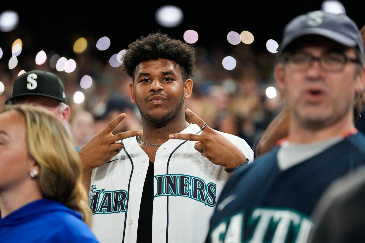 Mariners's tweet photo. It's a party at the T-Mobile Park 🥳 https://t.co/tX7AiVUOXS