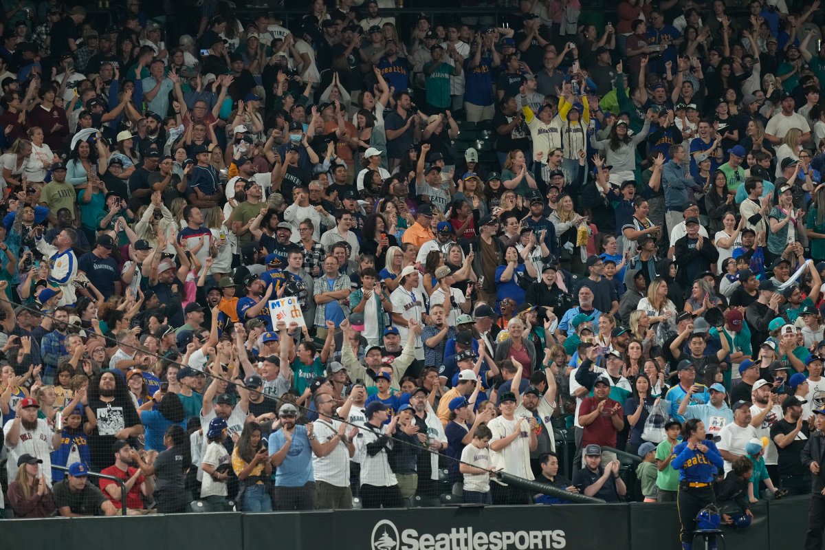 Mariners's tweet photo. It's a party at the T-Mobile Park 🥳 https://t.co/tX7AiVUOXS