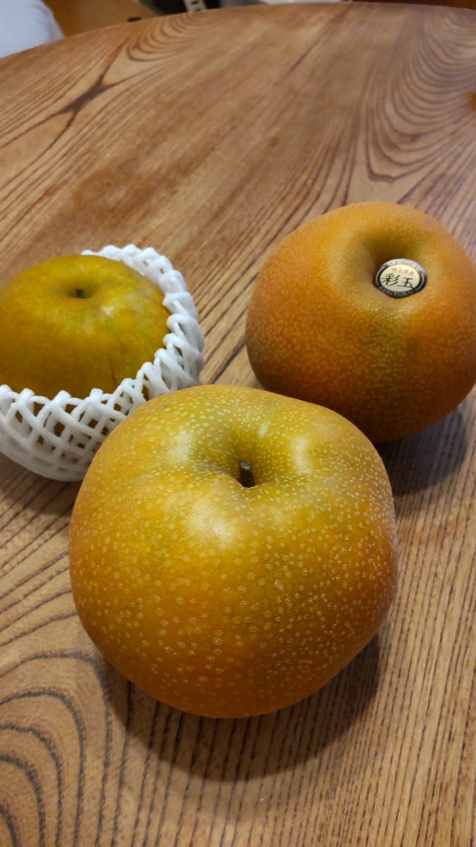 女王決定戦
スーパービッグボインちゃんは🩷
豊水に決定❗
（左から秋麗、豊水、彩玉）
食べ比べだぁ〜
#豊水
#彩玉
#秋麗
#梨