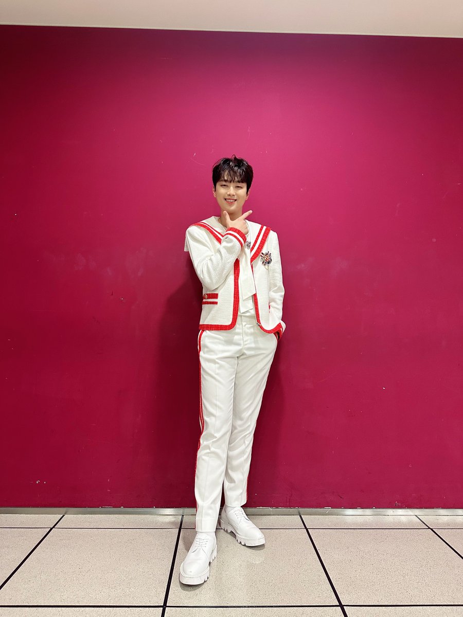 ChanWonOfficial's tweet photo. 📸 찬또그래퍼 📸

잠시 후!
<쇼! 음악중심>에
찬원이 찾아갑니다🌟

어디든 떠나고 싶어지는
찬원의 '트위스트고고' 무대를 만나러😆

모두 3시 15분
MBC로 모여주세요🫶🏻

#이찬원 #LeeChanWon 
#쇼음악중심 #트위스트고고 
#초록뱀이앤엠 https://t.co/xZLhbja84M