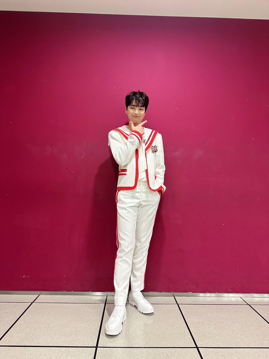 ChanWonOfficial's tweet photo. 📸 찬또그래퍼 📸

잠시 후!
<쇼! 음악중심>에
찬원이 찾아갑니다🌟

어디든 떠나고 싶어지는
찬원의 '트위스트고고' 무대를 만나러😆

모두 3시 15분
MBC로 모여주세요🫶🏻

#이찬원 #LeeChanWon 
#쇼음악중심 #트위스트고고 
#초록뱀이앤엠 https://t.co/xZLhbja84M