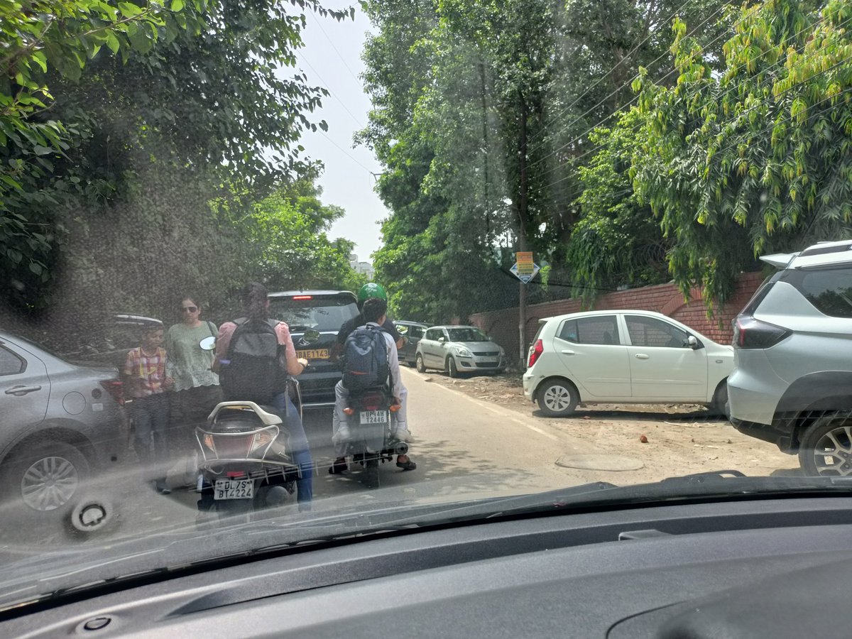 rahulgarg070's tweet photo. @ghaziabadpolice @dm_ghaziabad @dm_ghaziabad 

Unauthorised car parked opposite Max Hospital on community center road, father agnel school road, sector -1,  vaishali, residents are facing traffic jams daily, please take strict action ..... https://t.co/88DQna4YVt