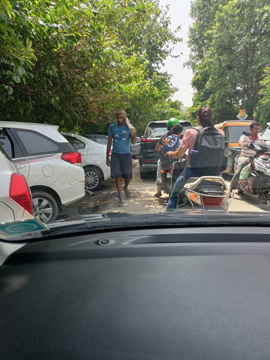 rahulgarg070's tweet photo. @ghaziabadpolice @dm_ghaziabad @dm_ghaziabad 

Unauthorised car parked opposite Max Hospital on community center road, father agnel school road, sector -1,  vaishali, residents are facing traffic jams daily, please take strict action ..... https://t.co/88DQna4YVt