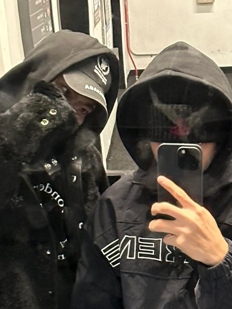 aurorahopee's tweet photo. I love when seonghwa hang out with woosan 🖤 https://t.co/mtdFKj8Htq