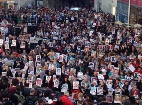 Güncesi  dolan, miadı geçen anlamların muhayyel imgelerini anıyoruz bu cehennem paradoksunda.

Oysa geçmiş, geçip giden değilmiş,
insanın geçip gittiğini düşündüğü sanrısıymış.

Geçmiş buğulu bir ana sızıp kendini bize hatırlatanmış.

Fırat Acar

#DayîkênŞemîyê…