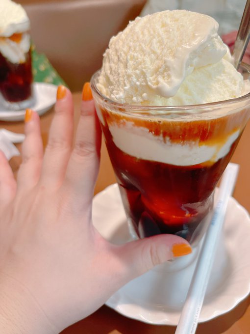 あまりにも暑すぎてどうしようって見つけた喫茶店入ったら、いごっそ鬼デカコーヒーフロート出てきて両親と笑った😂伝わるかなと思って手をかざしておいたわ✋ 