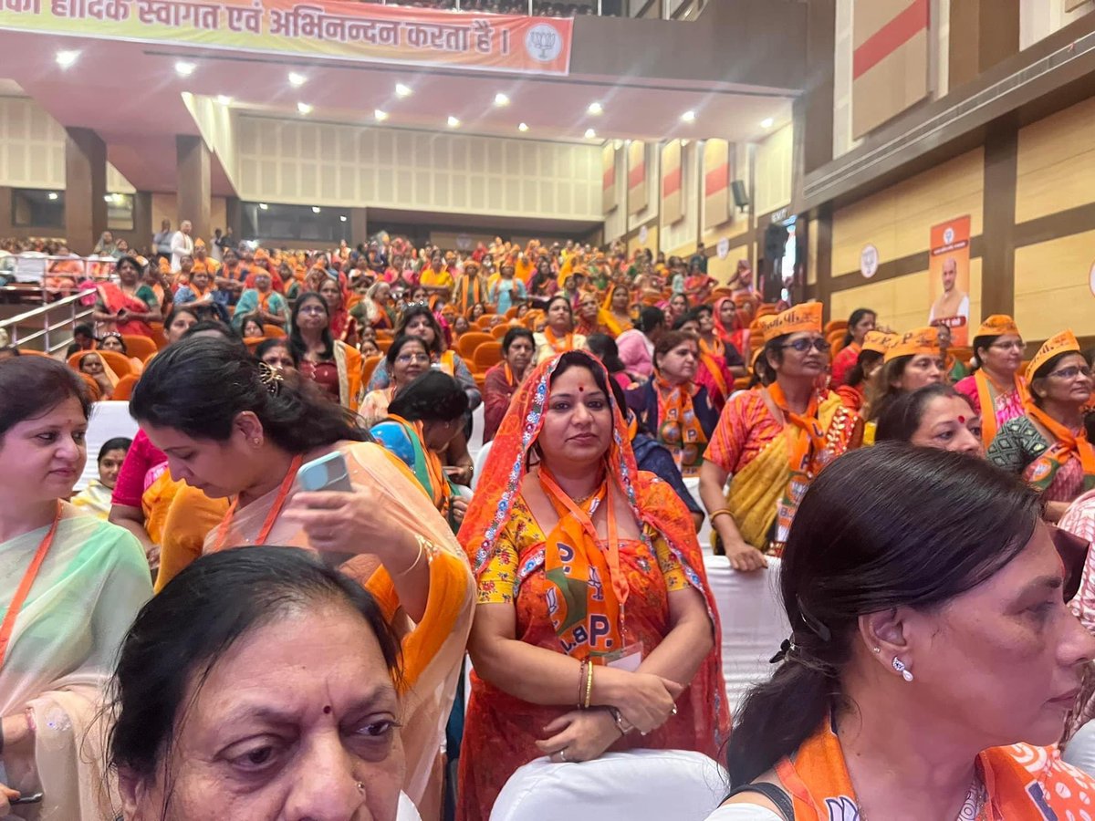 _murtimeena's tweet photo. आज जयपुर में भारतीय जनता पार्टी द्वारा आयोजित संभाग स्तरीय महिला प्रतिनिधि सम्मेलन में महिला मोर्चा राष्ट्रीय अध्यक्ष श्रीमती वानति श्रीनिवासन  का पीली लूगड़ी से किया सम्मान।
@BJP4Rajasthan https://t.co/JD0aS6dAko