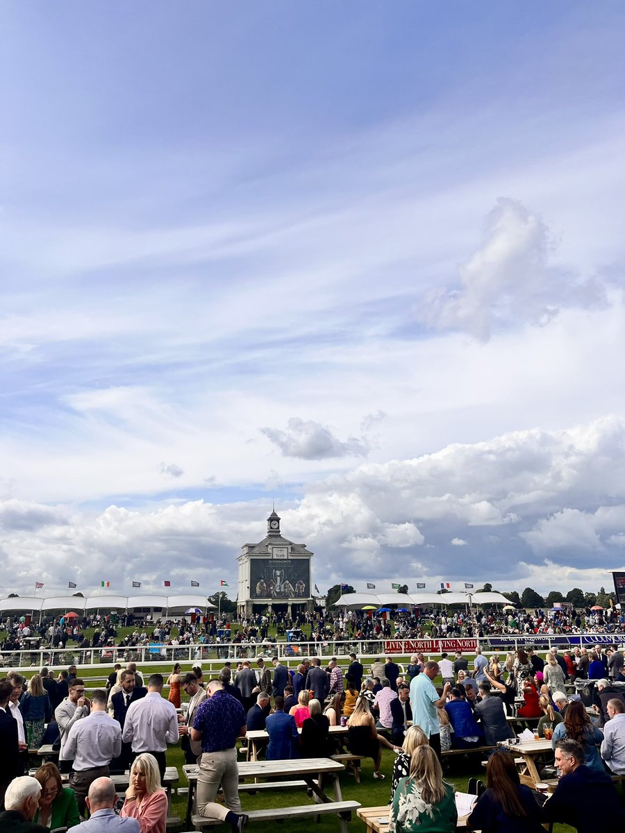katiestenton's tweet photo. Great day at @yorkracecourse yesterday 🐎 💰 🍻 https://t.co/TLzyE5Xvg1