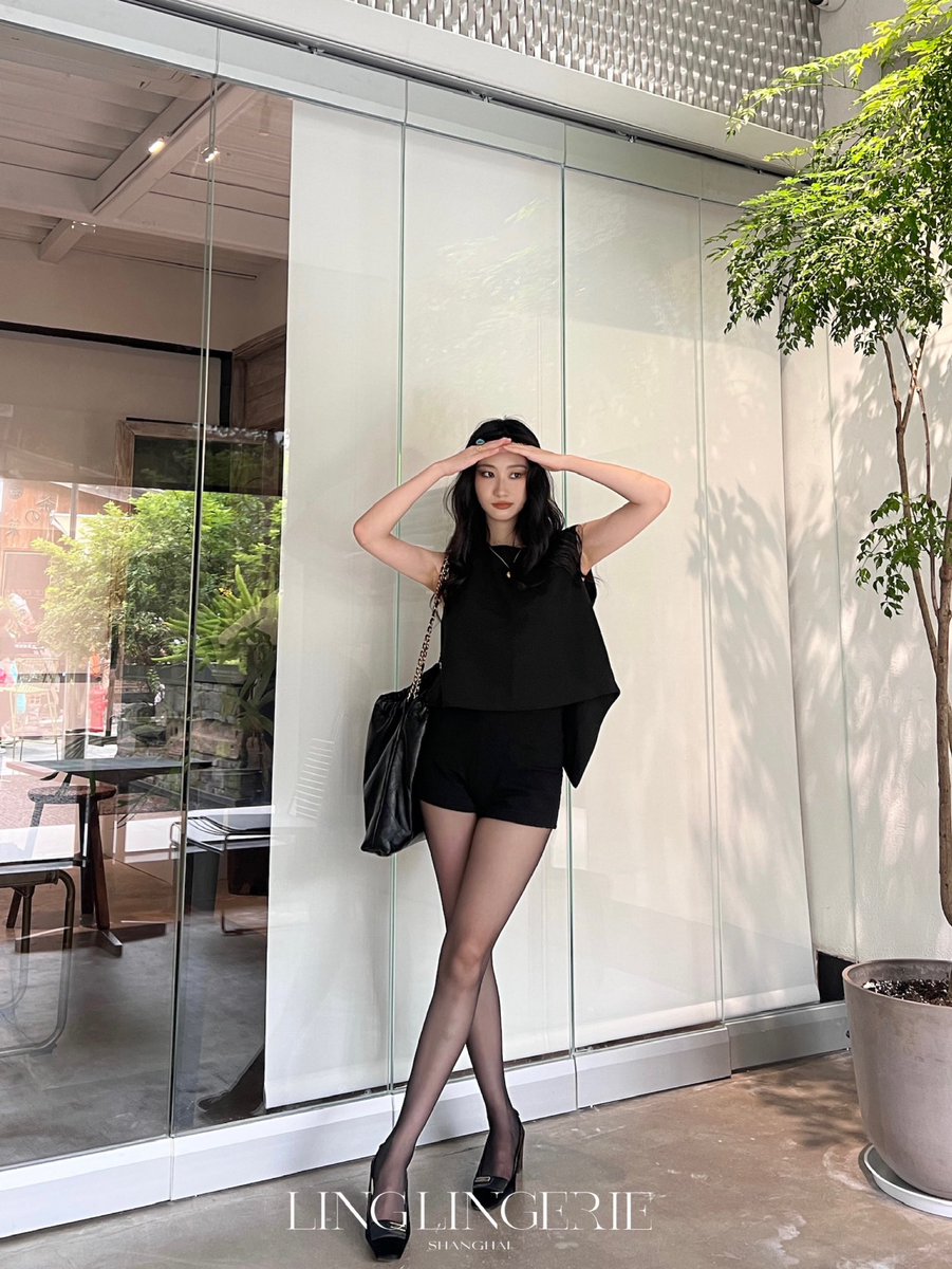 全黑LOOK，演绎经典黑色美学
🖤知性高级，释放御姐气场
搭配清透丝袜，丰富穿搭层次感
至薄至透，尽释性感妩媚
亲肤体感，行走间凉爽生风
从容舒适，舒展自由灵魂✨

「云缎™」0.2D无缝款 极致轻盈薄透
📮https://t.co/kK8AbVPW8T

#绫天生丝滑 #绫丝袜 #绫 #绫天猫旗舰店 #丝袜 #丝袜控 #パンスト https://t.co/iDRBwDU1mL
