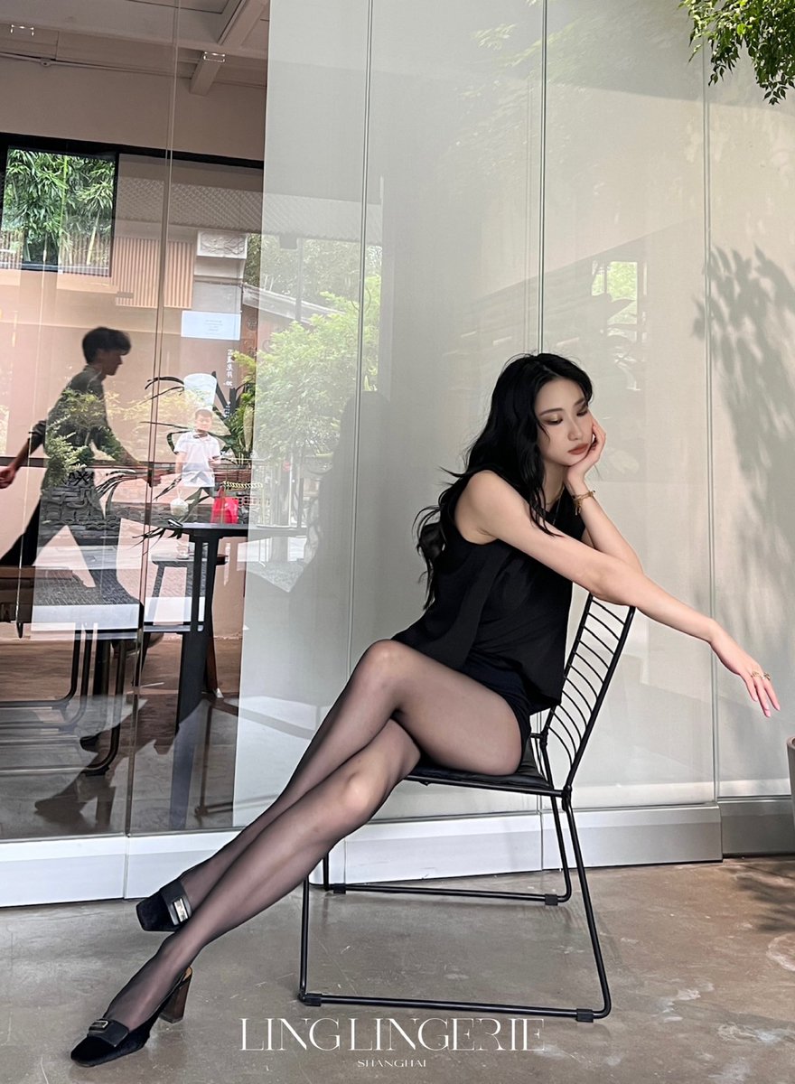 全黑LOOK，演绎经典黑色美学
🖤知性高级，释放御姐气场
搭配清透丝袜，丰富穿搭层次感
至薄至透，尽释性感妩媚
亲肤体感，行走间凉爽生风
从容舒适，舒展自由灵魂✨

「云缎™」0.2D无缝款 极致轻盈薄透
📮https://t.co/kK8AbVPW8T

#绫天生丝滑 #绫丝袜 #绫 #绫天猫旗舰店 #丝袜 #丝袜控 #パンスト https://t.co/iDRBwDU1mL