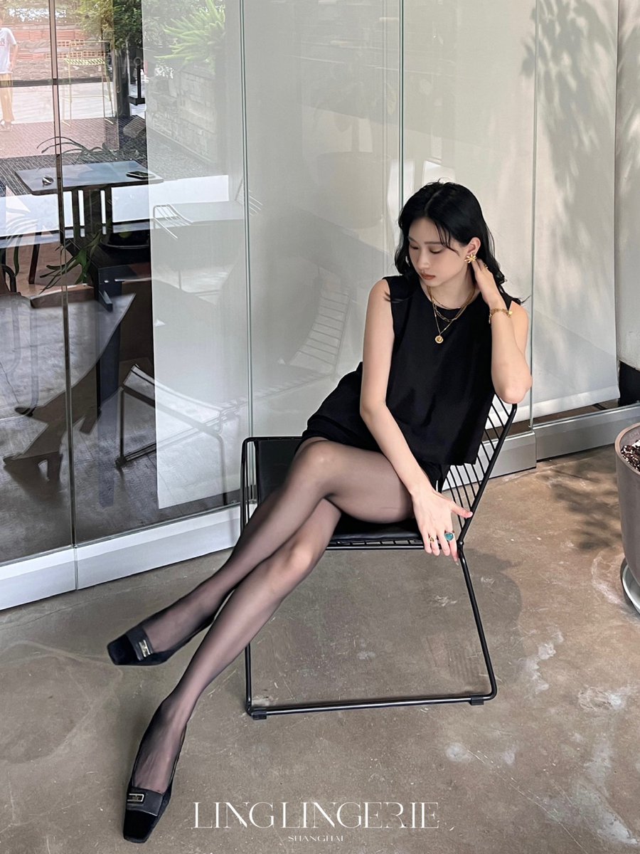 全黑LOOK，演绎经典黑色美学
🖤知性高级，释放御姐气场
搭配清透丝袜，丰富穿搭层次感
至薄至透，尽释性感妩媚
亲肤体感，行走间凉爽生风
从容舒适，舒展自由灵魂✨

「云缎™」0.2D无缝款 极致轻盈薄透
📮https://t.co/kK8AbVPW8T

#绫天生丝滑 #绫丝袜 #绫 #绫天猫旗舰店 #丝袜 #丝袜控 #パンスト https://t.co/iDRBwDU1mL