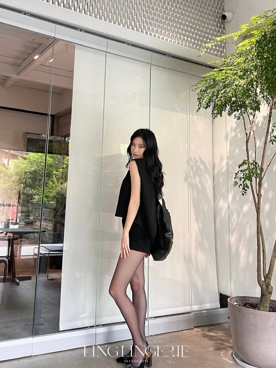 全黑LOOK，演绎经典黑色美学
🖤知性高级，释放御姐气场
搭配清透丝袜，丰富穿搭层次感
至薄至透，尽释性感妩媚
亲肤体感，行走间凉爽生风
从容舒适，舒展自由灵魂✨

「云缎™」0.2D无缝款 极致轻盈薄透
📮https://t.co/kK8AbVPW8T

#绫天生丝滑 #绫丝袜 #绫 #绫天猫旗舰店 #丝袜 #丝袜控 #パンスト https://t.co/iDRBwDU1mL