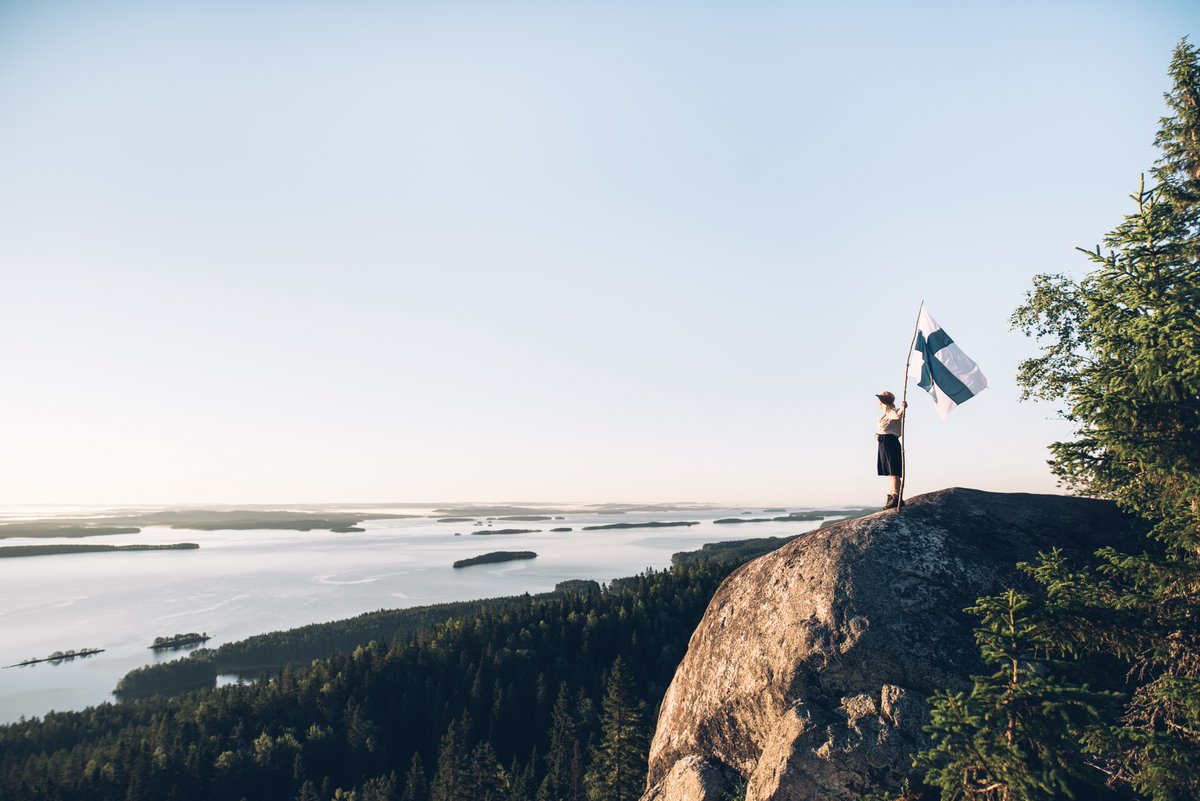 🌿 Happy Finnish Nature Day! Finland is the first country in the world to dedicate a flag-flying day to nature. Want to seize the Finnish spirit? Simply step outside, embrace the outdoors and enjoy. 📸 Eeva Mäkinen