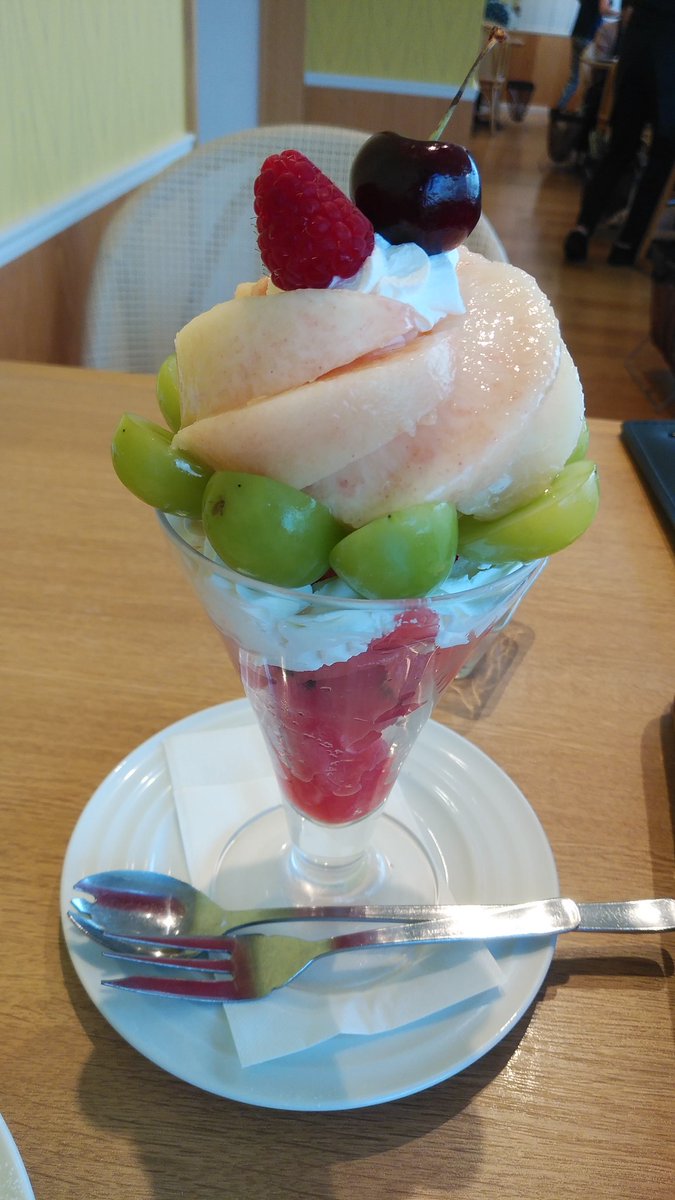 mayoiyuko's tweet photo. 今年の夏最後のはっちゃけ、パフェ美味しかった https://t.co/pCFUUn94Nv