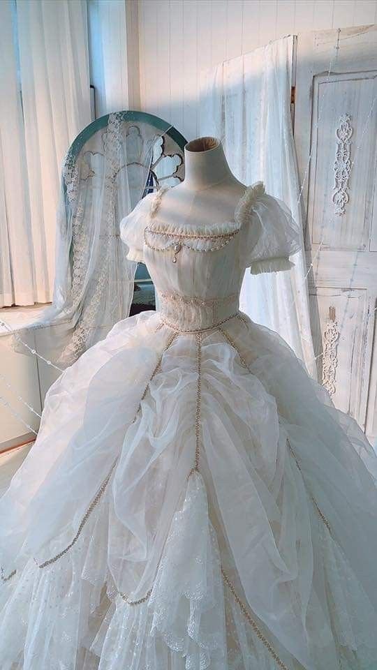 Feomariatheresa's tweet photo. #RPDEBUTE_DIANASS
(@realityzekiel )

25th of August 10.00 AM
At Throne Hall
Lady Feodora Maria Theresa Carrington

ฤดูร้อนในปีเอลาไรน์ที่ 23

ณ ลานหน้าพระราชวังหลวงกรุงอาร์ไพน์รถม้าของครอบครัวคาร์ริงตันก็ได้มาถึงเช่นเดียวกับอีกหลายๆบ้าน https://t.co/d7SO0rAsPu
