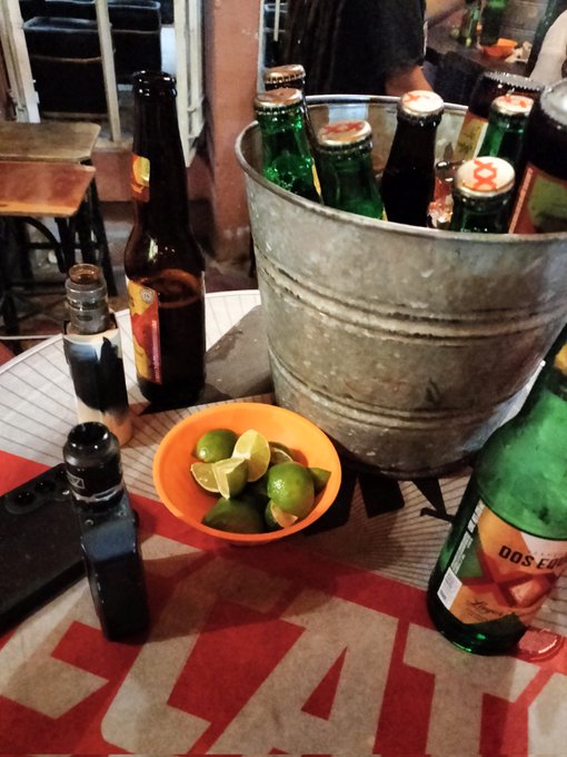 En un bar del centro... Si nos ven saludan 😈 https://t.co/H8CVy2uMhW<a href="/tag/loveisblind"class="tags"><span>#loveisblind</span></a>